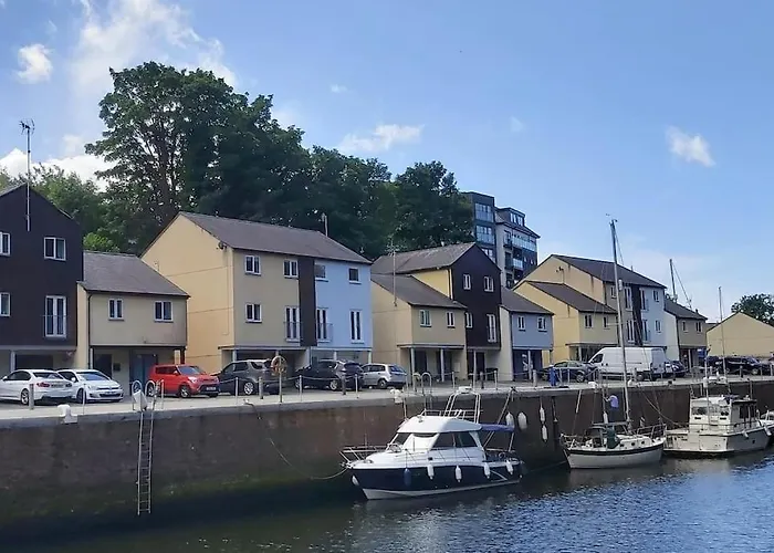 Peaceful Marina-Side House In North Wales