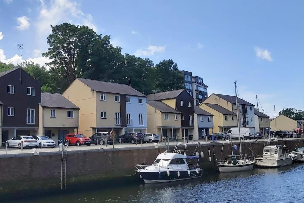 Peaceful Marina-side House In North Wales