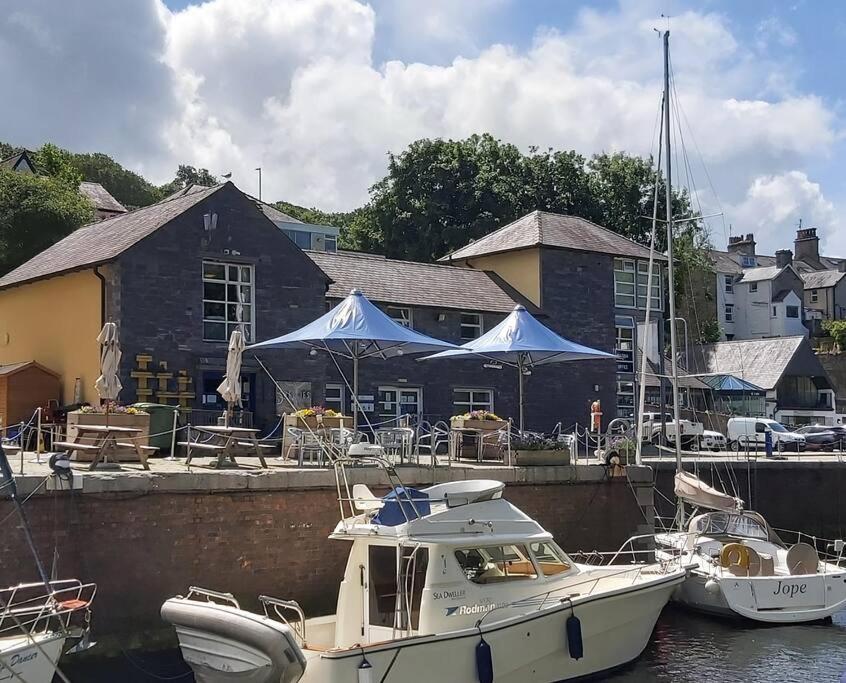 Peaceful Marina-side House In North Wales